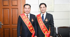 勞動光榮！勞?？删?！<br/>縣領導接見赴京回新全國勞動模范和先進工作者